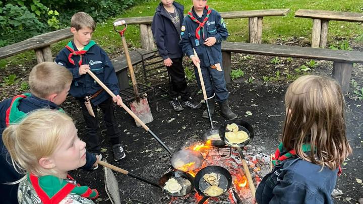 Minierne laver pandekager på bål