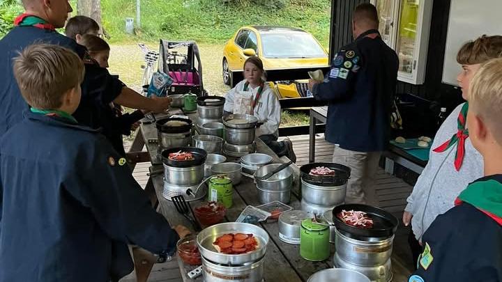 Juniorerne laver pizza på trangia