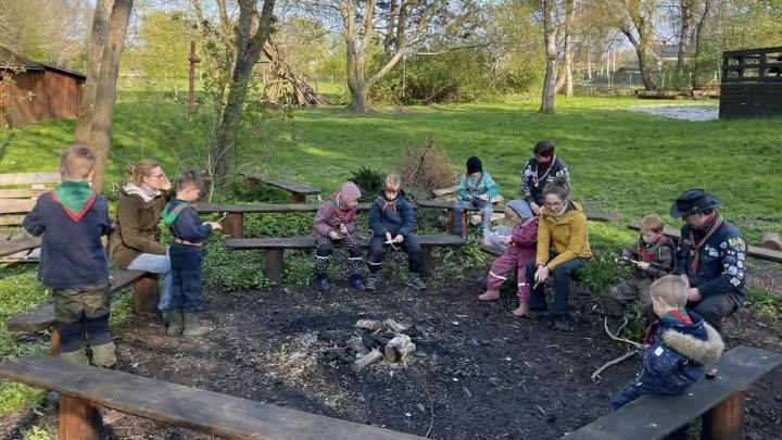 Spejderne øver sig i at snitte