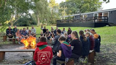 Hygge omkring bålet